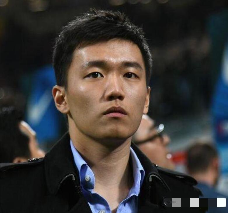 张康阳最后看了一眼梅阿查球场。

他没能还上橡树资本那笔钱，控制权交了出去。走的