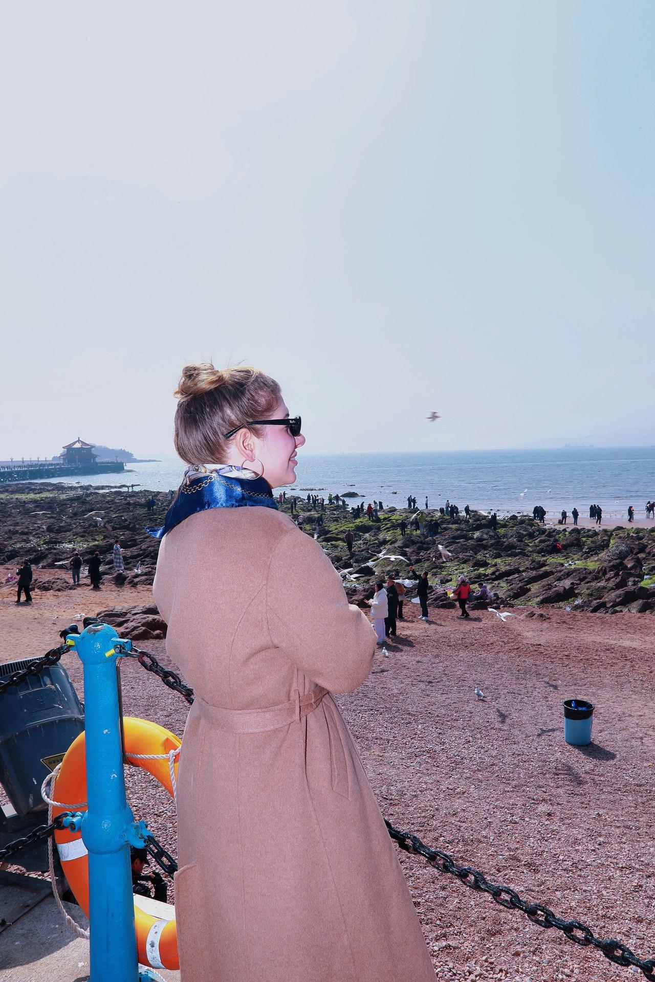 人像摄影约拍跟拍一起看海 海边拍照 青岛栈桥偶遇外籍美女随拍原创原图直出照片