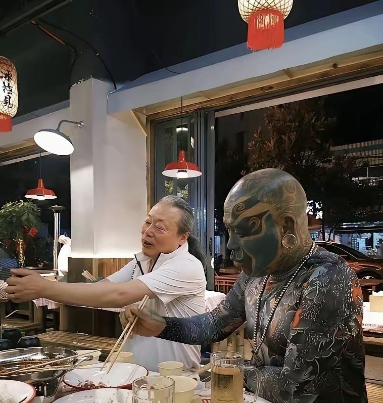 有人说这应该是京剧演员，刚刚表演完还没走来得及卸妆，身上的明显是衣服，因为从来没