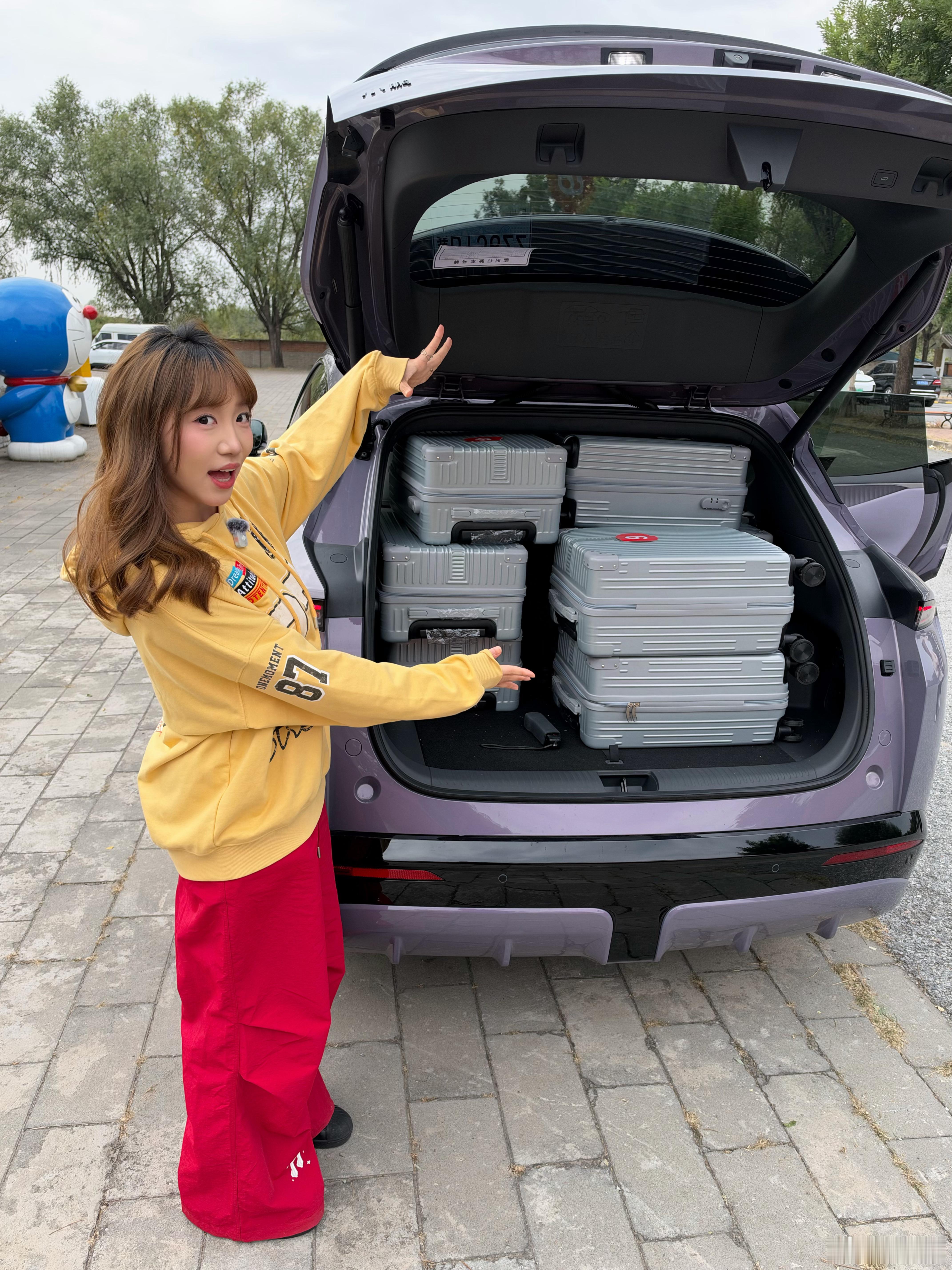 这次团建，小鹏MONA L05后备箱直接塞下了8个行李箱这8个箱子都是给她们的团