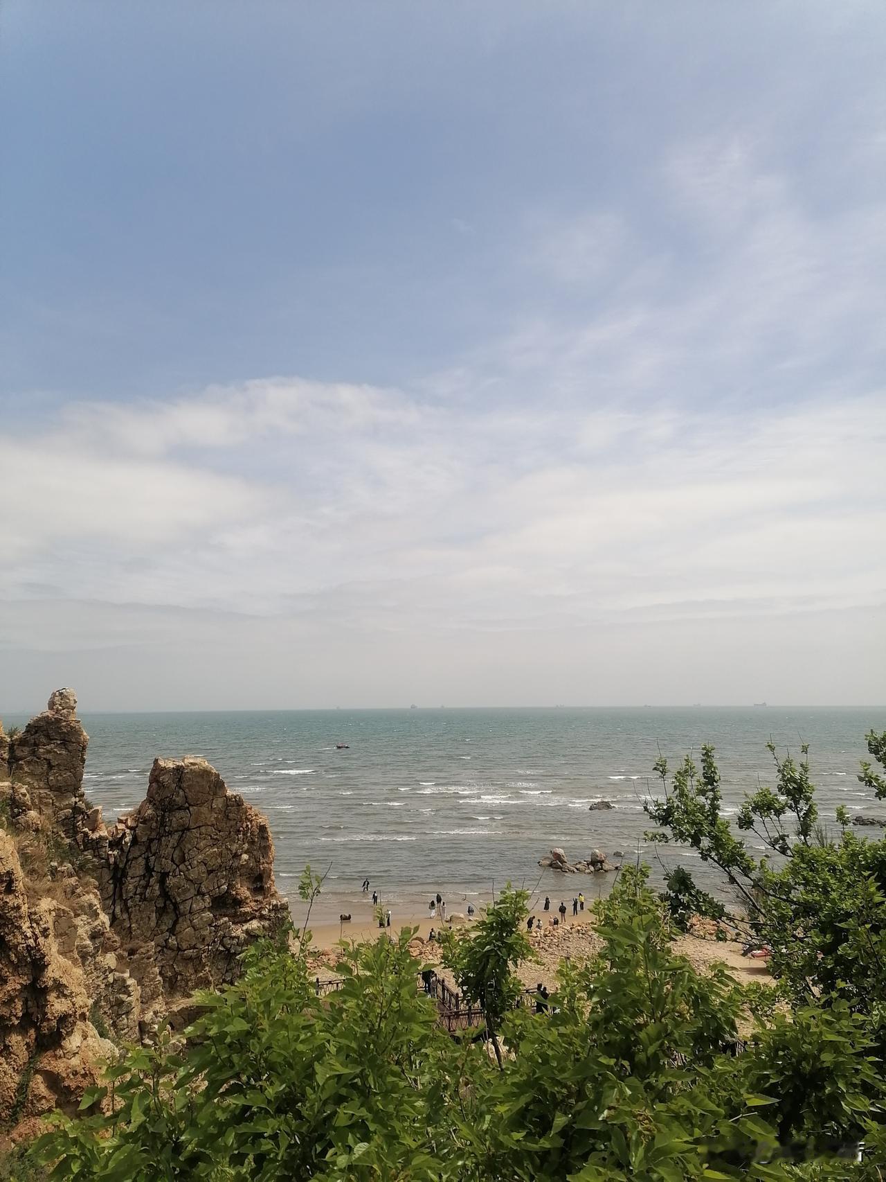 关注天气，出行注意安全。
6月18日，北京白天，多云转阴，傍晚有有雷阵雨，最高气