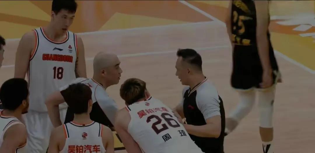 周琦被驱逐，是否太过分了？现在广东队在CBA地位这么低吗，两边尺度完全对不上啊，