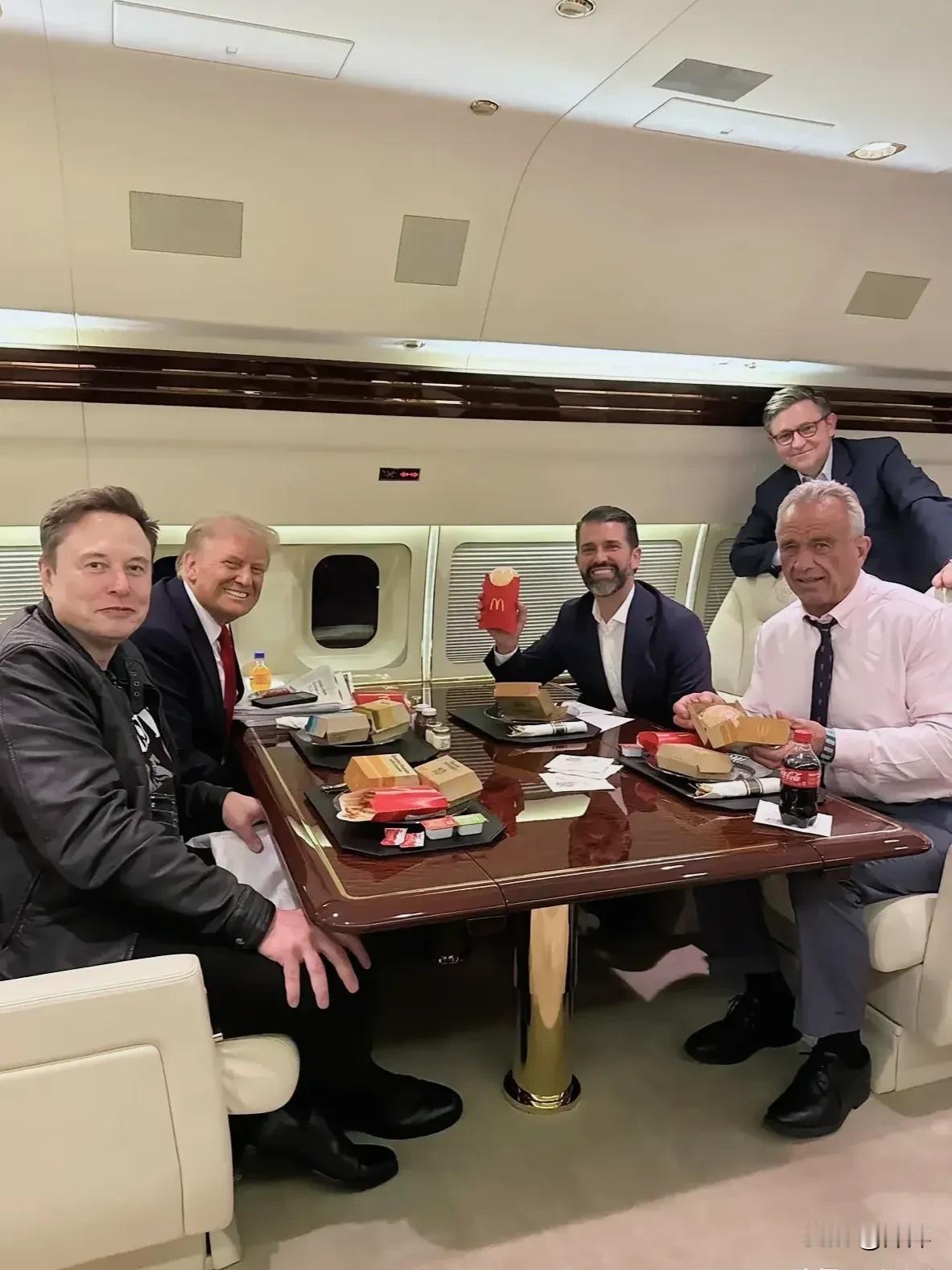 自从马斯克出钱帮助特朗普拉选票成功竞选成功后，他们俩个就变的形影不离了。