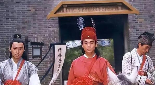 清朝一位进士考中进士后即将当官，结果家中连续8位长辈去世，守孝丁忧24年，从此再