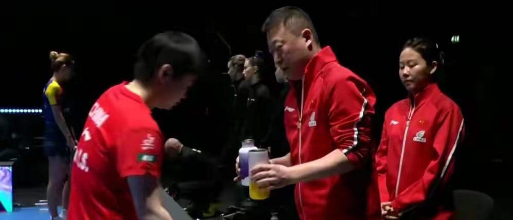 37岁老将萨马拉站在球台对面，面对世界第一孙颖莎的狂轰滥炸，首局只拿了3分。球迷