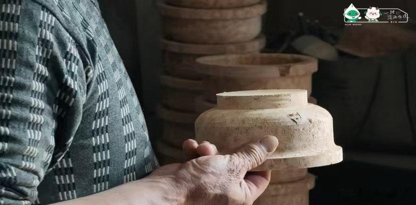 聚银沟村不靠大产业托底，百年木碗、六道木手作、试种的党参，都是山里人家细碎又扎实