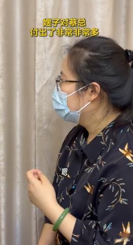 岳云鹏看望渐冻症抗争者蔡磊岳云鹏请蔡磊全家听相声 抛开舞台上的搞笑模样，私下的岳