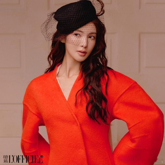 #金晨四开门披肩# 时尚先锋金晨又一次惊艳了我们！她的四开门披肩造型，超大毛毛披