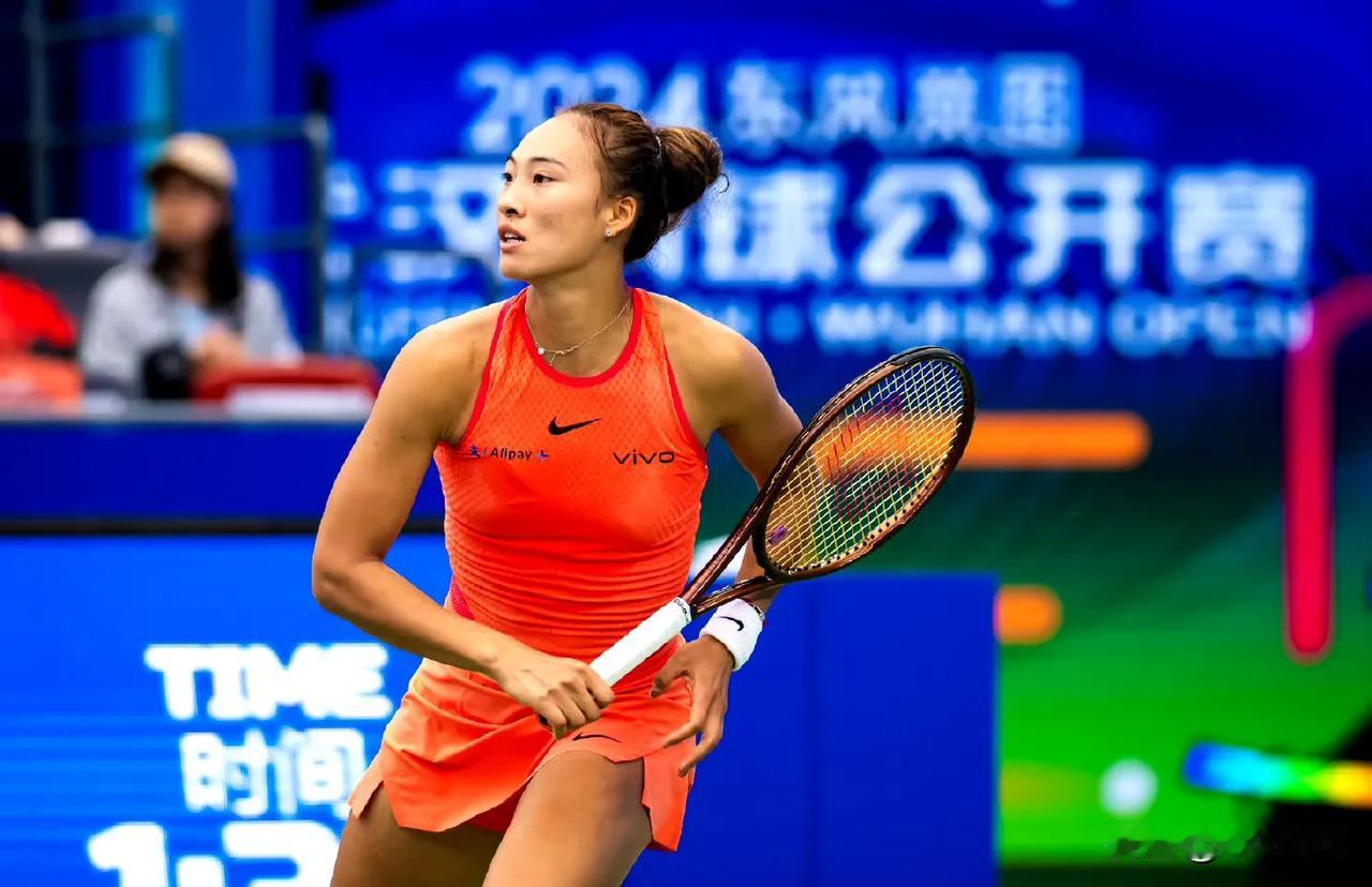 武汉网球公开赛女单，郑钦文2-1逆转费尔南德斯，晋级8强，收获4个宝贵的东西。