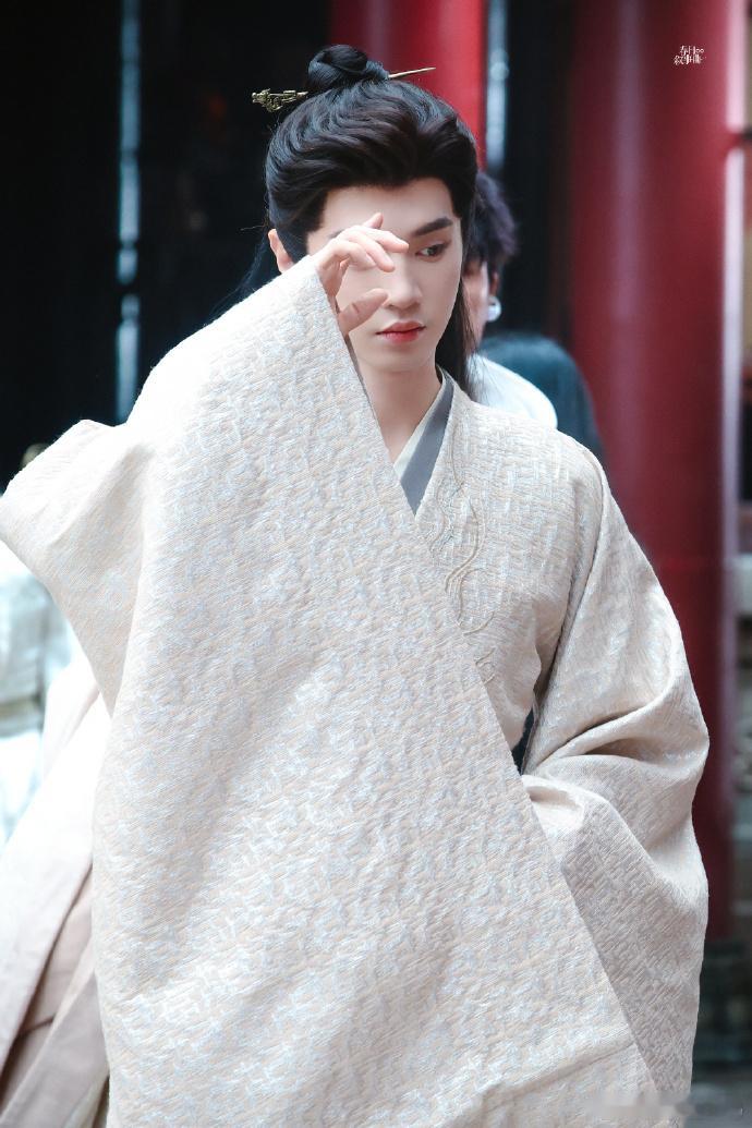 网传奇幻剧《浮生》筹备进度更新，预计最快5月初在横店正式开机，网传主演阵容锁定陈