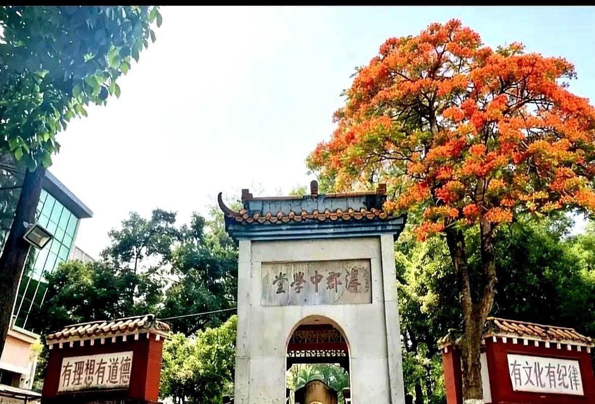 一个人口大县的百年名校，高考成绩出来一周了却毫无动静。
想当年，大家掰着手指头数