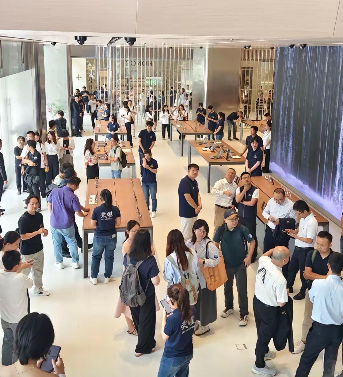 去了一家国产手机厂商的旗舰店，这欢迎程度不亚于苹果的新品开售，国产手机也是站起来