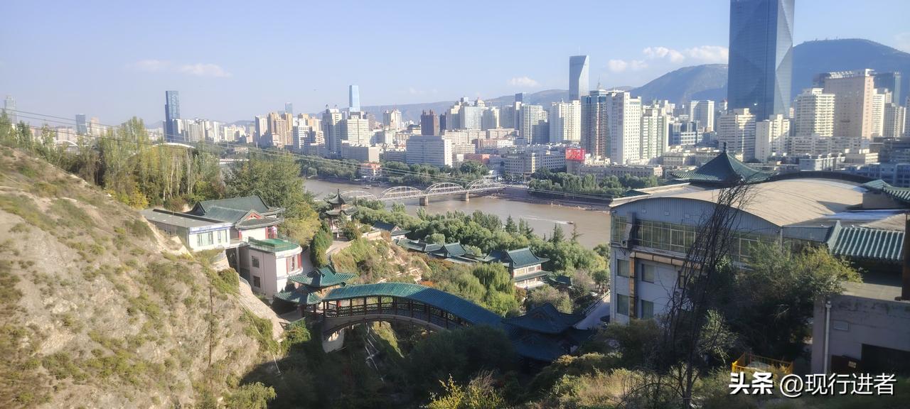 中国太大，流浪快四个月都没看够，可惜天气变冷，西藏都下雪了，本来还想去那曲看看的