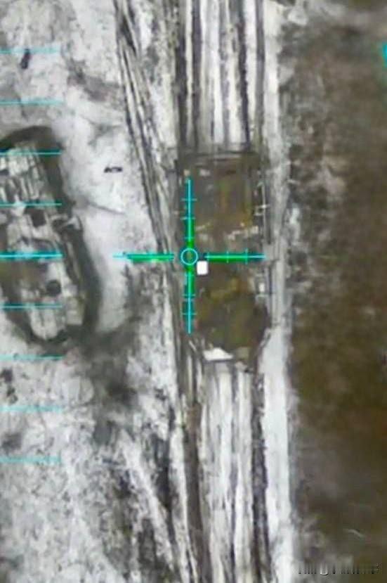 俄乌前线，乌军无人机发现了一辆装有星链终端的俄军BTR-82A装甲运兵车。

俄