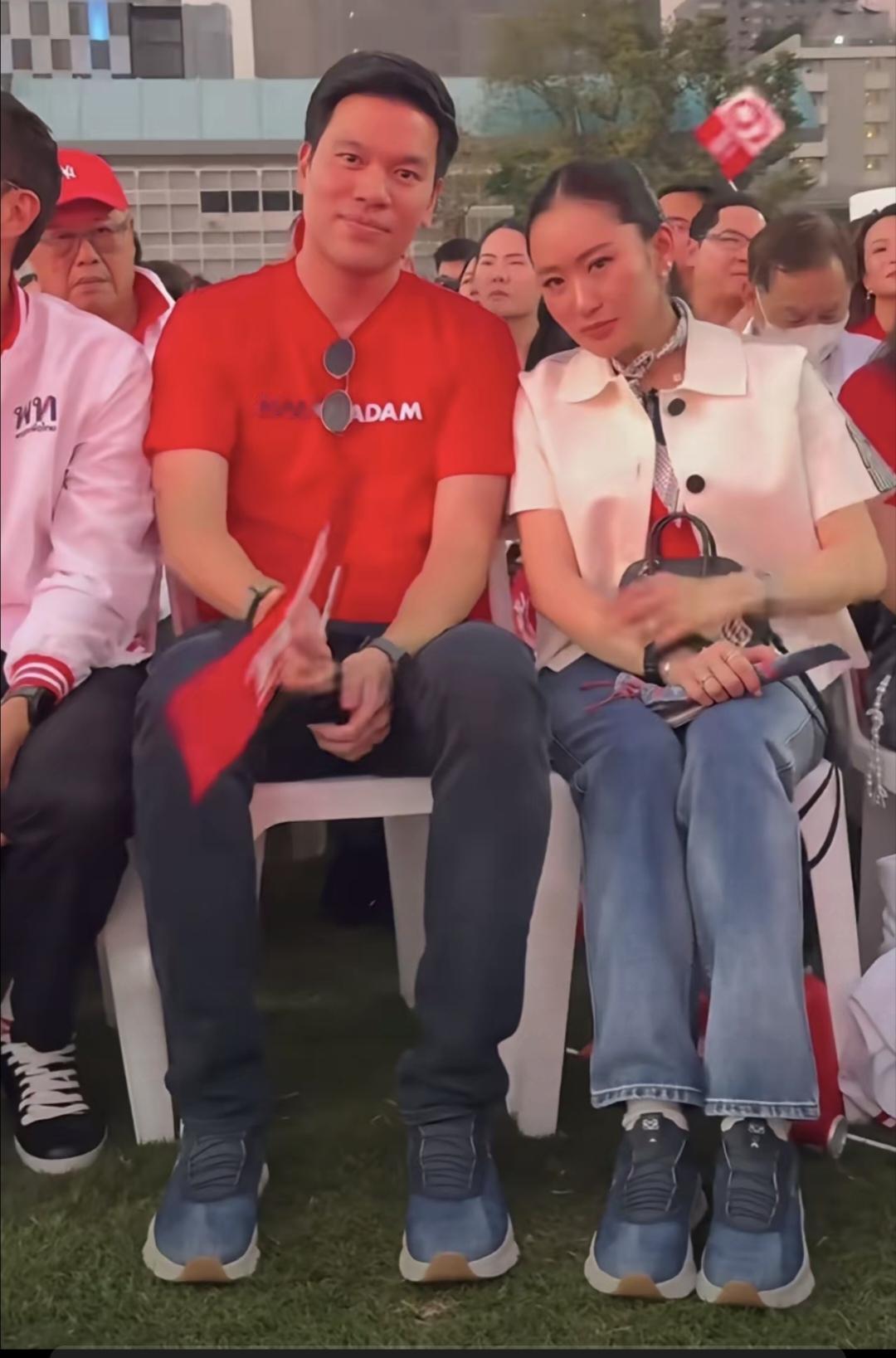 不从政又何妨呢！佩通坦夫妇着情侣鞋子现身。亲密无间地坐在一起。佩通坦看老公的眼神