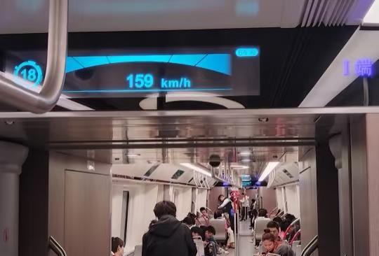 广州地铁超速了…😂😂
记录吧就现在 来来往往匆匆忙忙 到处趴趴走 五一就是玩