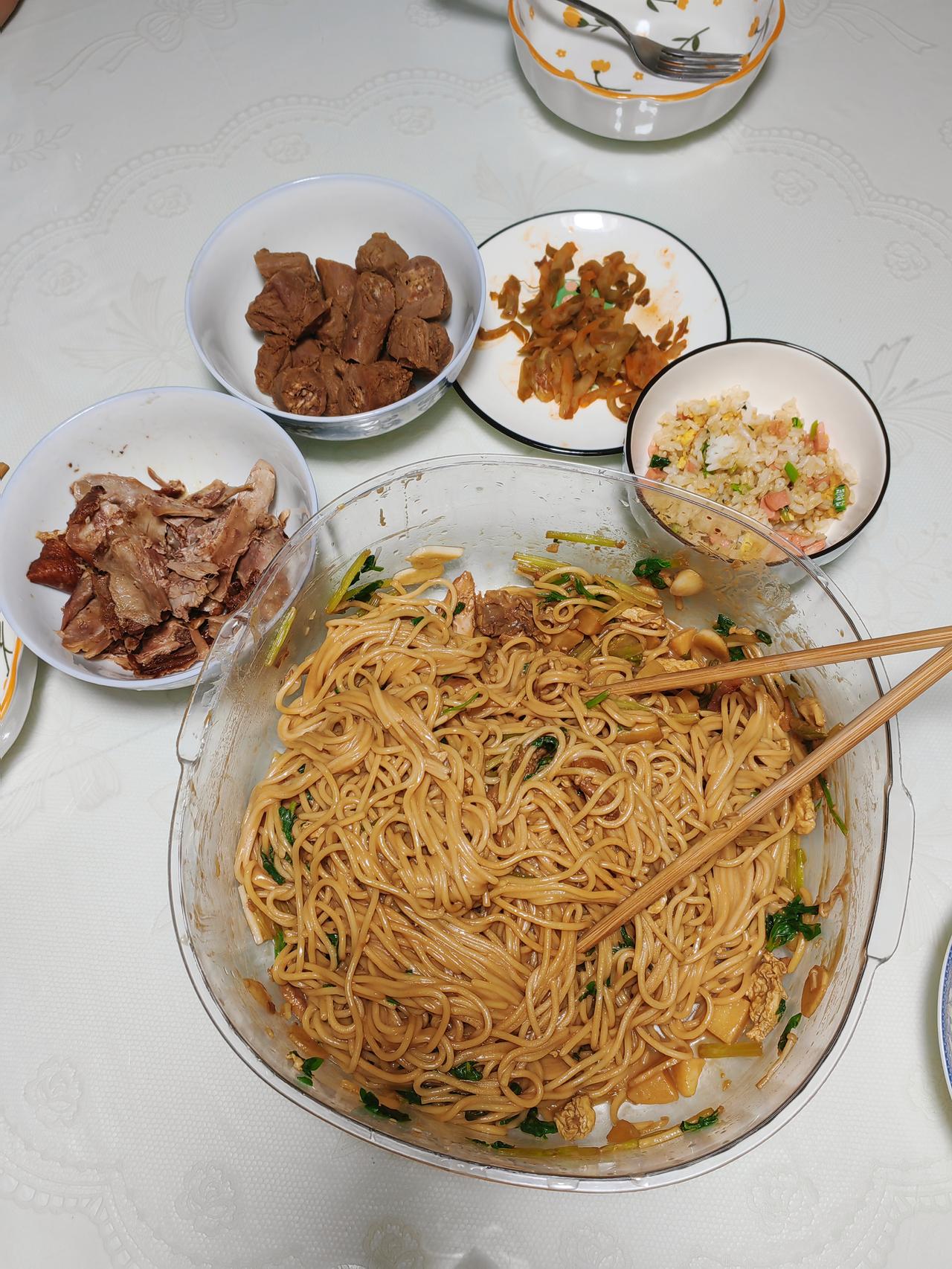 我还没到家，老公就先打来电话问我晚上吃啥。我说我不管，晚饭他负责！
 
下班刚坐