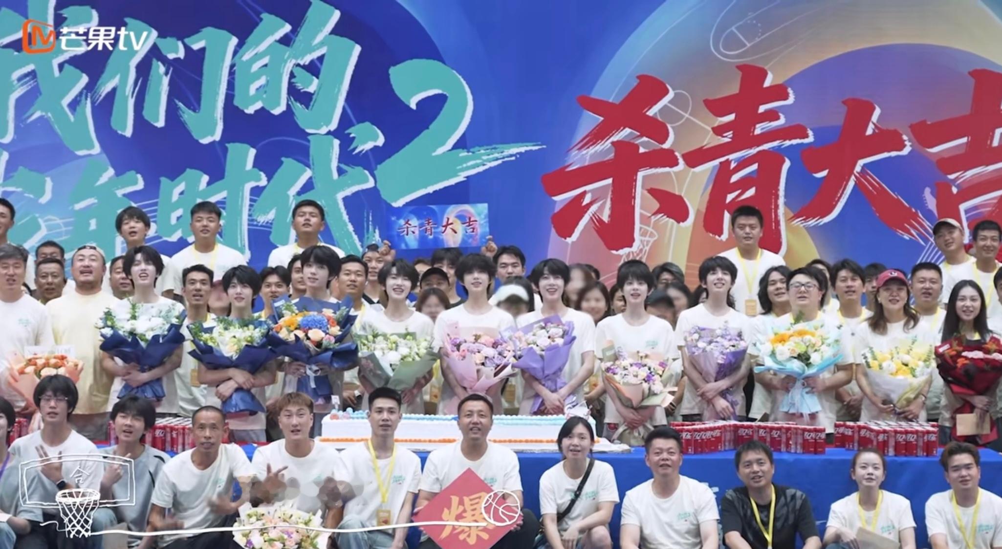 TF四代我们的少年时代2杀青照TF四代《我们的少年时代2》杀青照🈶张桂源、张函