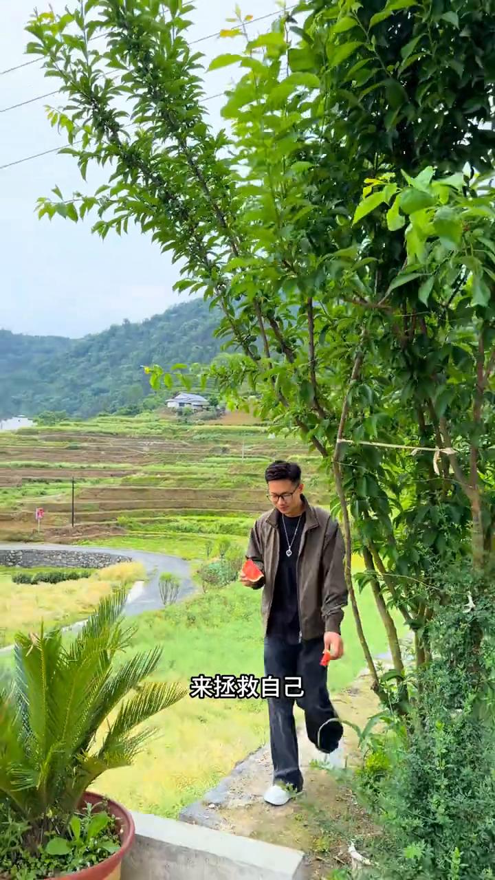 你至少必须拥有一个不良嗜好来拯救自己，这是维持内在生命力不至于枯竭的源泉。人总要