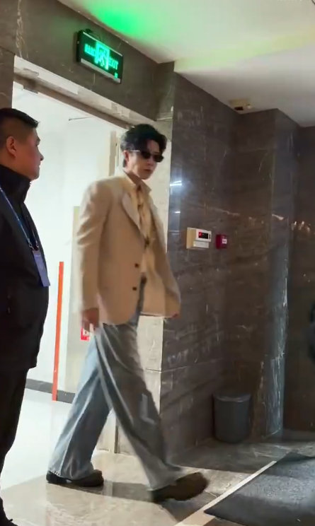 刘宇宁开推4录制上班了 刘宇宁白西装墨镜大佬感 刘宇宁开推4录制上班了，刘宇宁白