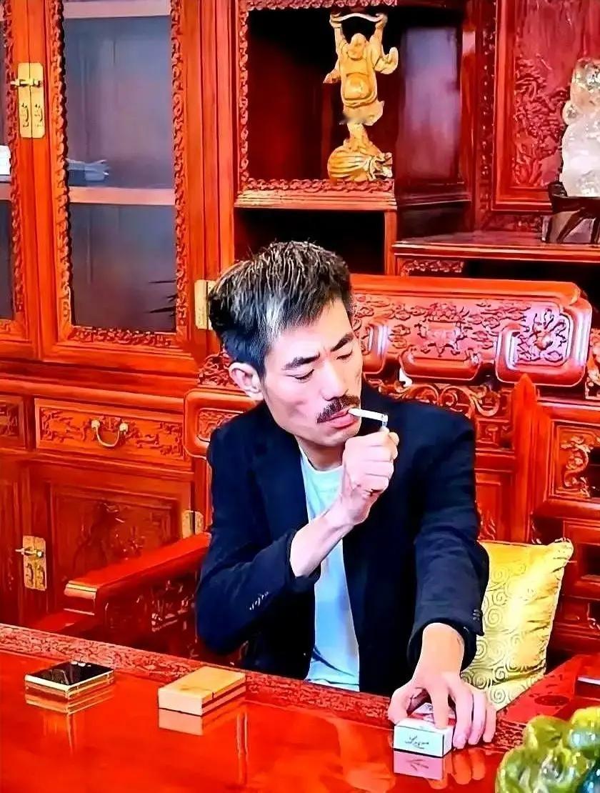 和平饭店门口那位西装哥每天十点准时站岗，墨镜一戴皮包一拎，活像等司机的霸道总裁。