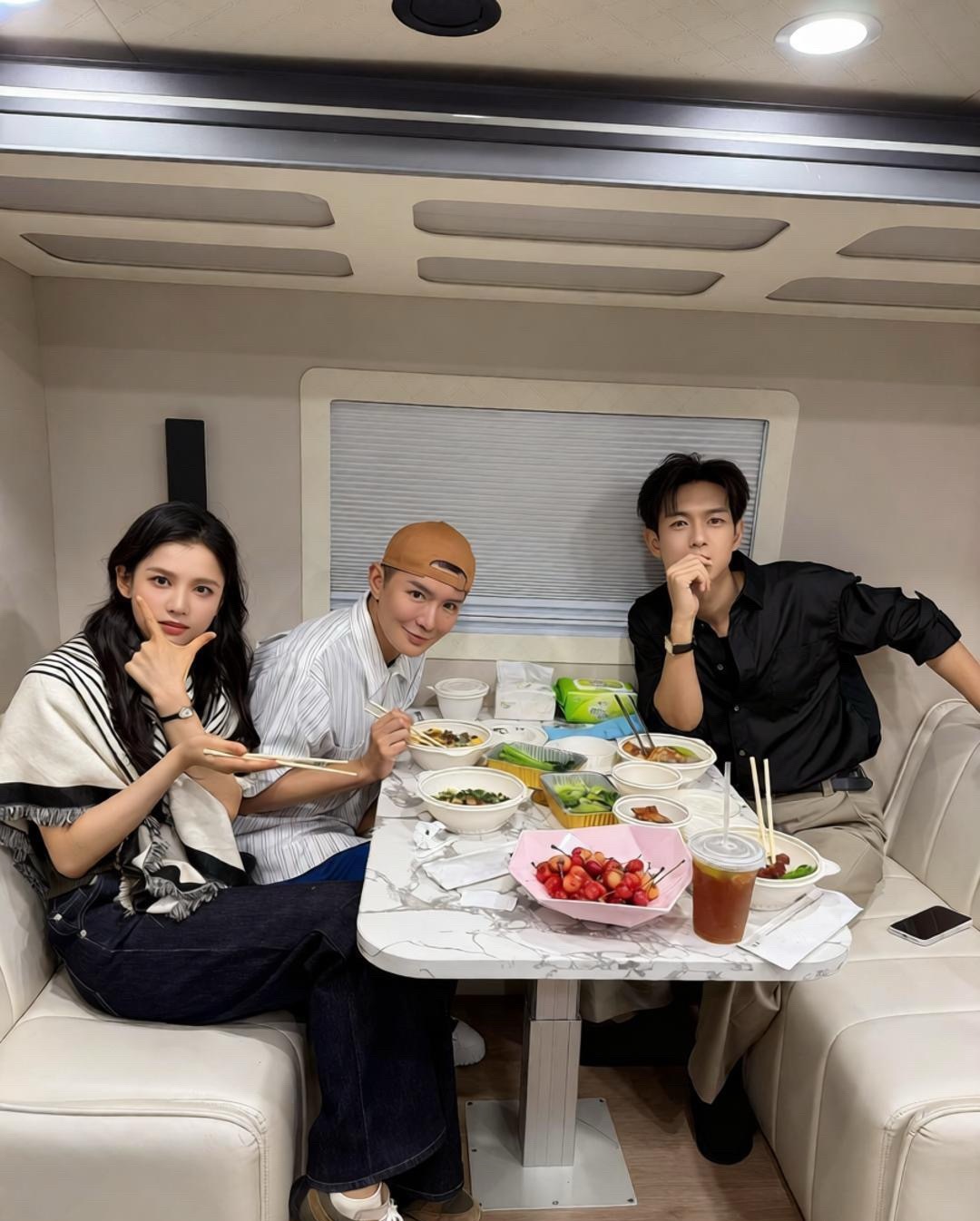 明星餐都这么素吗，李现这张好帅啊 ​​​