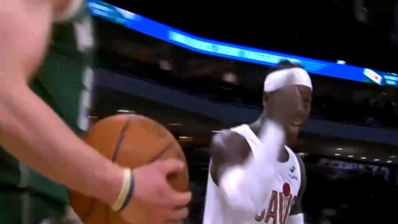 缺米切尔哈登莫布利 骑士拼到最后还是116-118输雄鹿
 
阿伦在内线硬凿出2