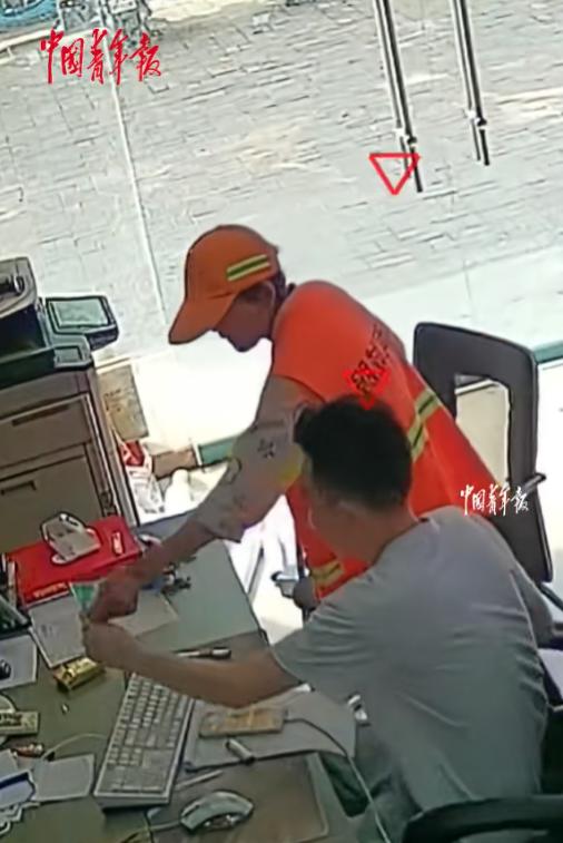 善良不分贵贱！6月7日报道，一店铺老板近期因家里生意不太顺心有些沮丧，结果一位日