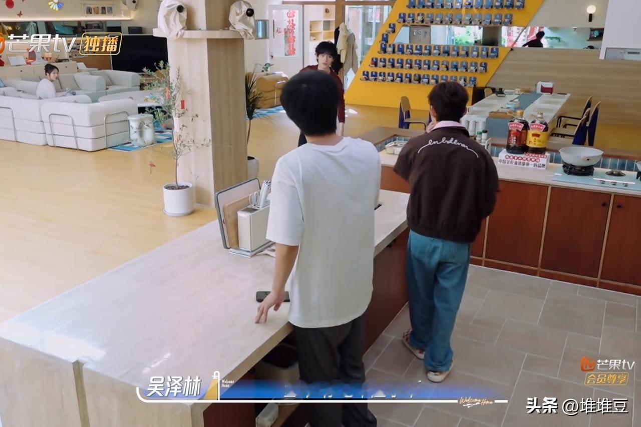 吴泽林招呼李雪琴：“吃车厘子吗？”何老师随手拿起一颗咬了一口，淡定输出自己的判断