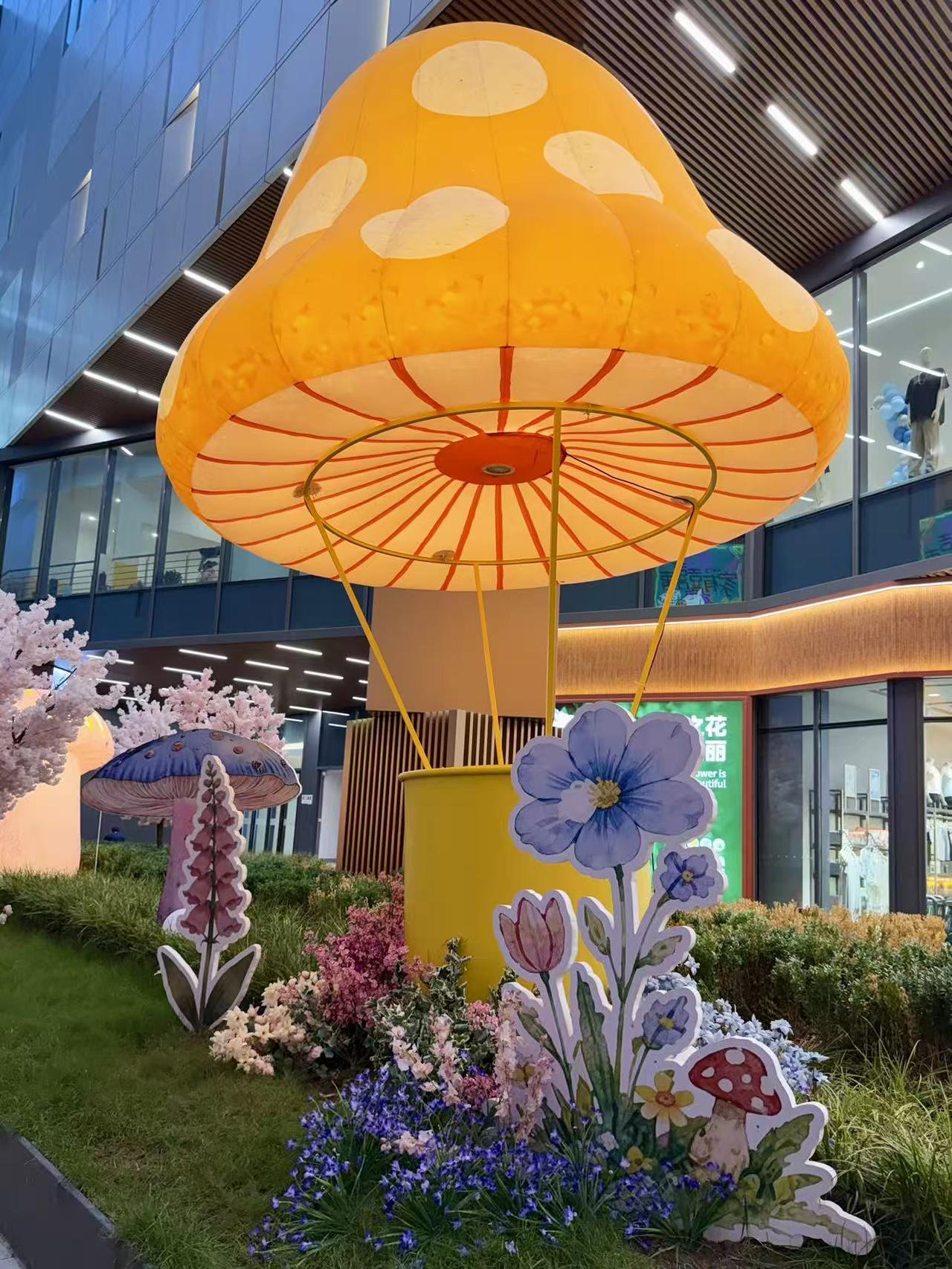 雨后的浐灞河岸，长出一大片可爱的梦幻蘑菇家族，它们造型各异、色彩丰富，有的拿着花