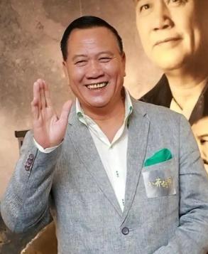68岁的万梓良，在县城商场的简易舞台上唱一场商演，能挣15万，可他抠门到只给自己