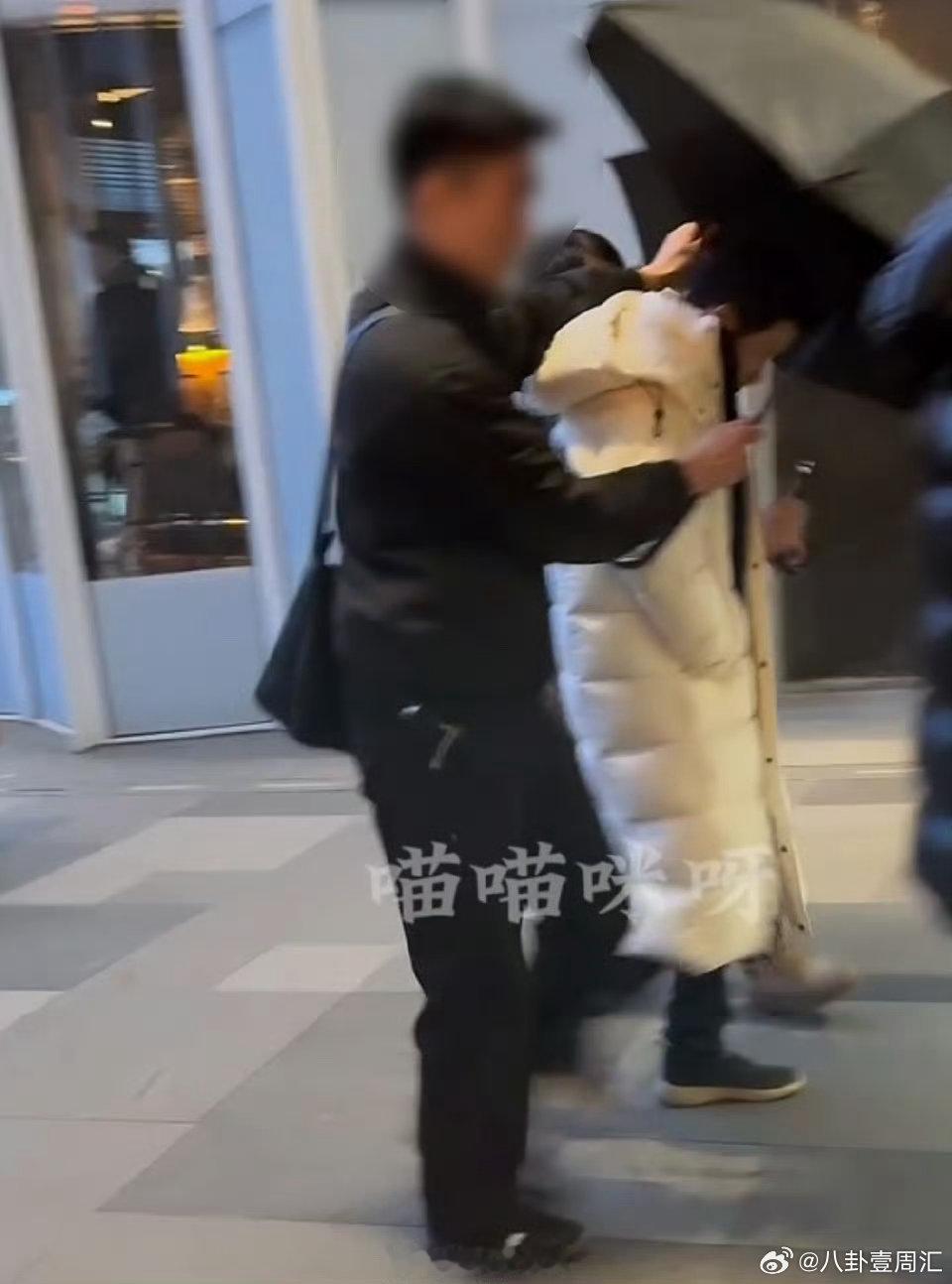 寸头造型凸显出他独特的气质，新角色肯定会给我们带来不一样的感觉。 