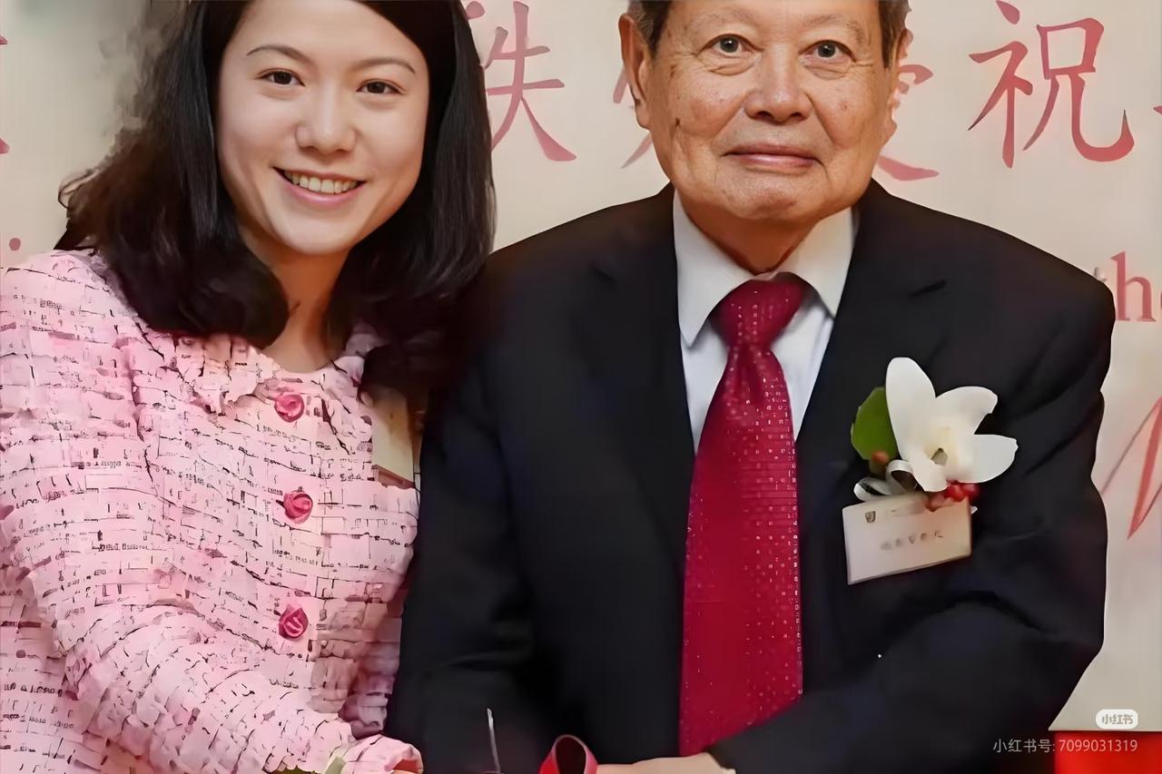 杨振宁走了！翁帆20年婚姻，没房产，没子女，她得到了什么？
	
28岁嫁82岁杨