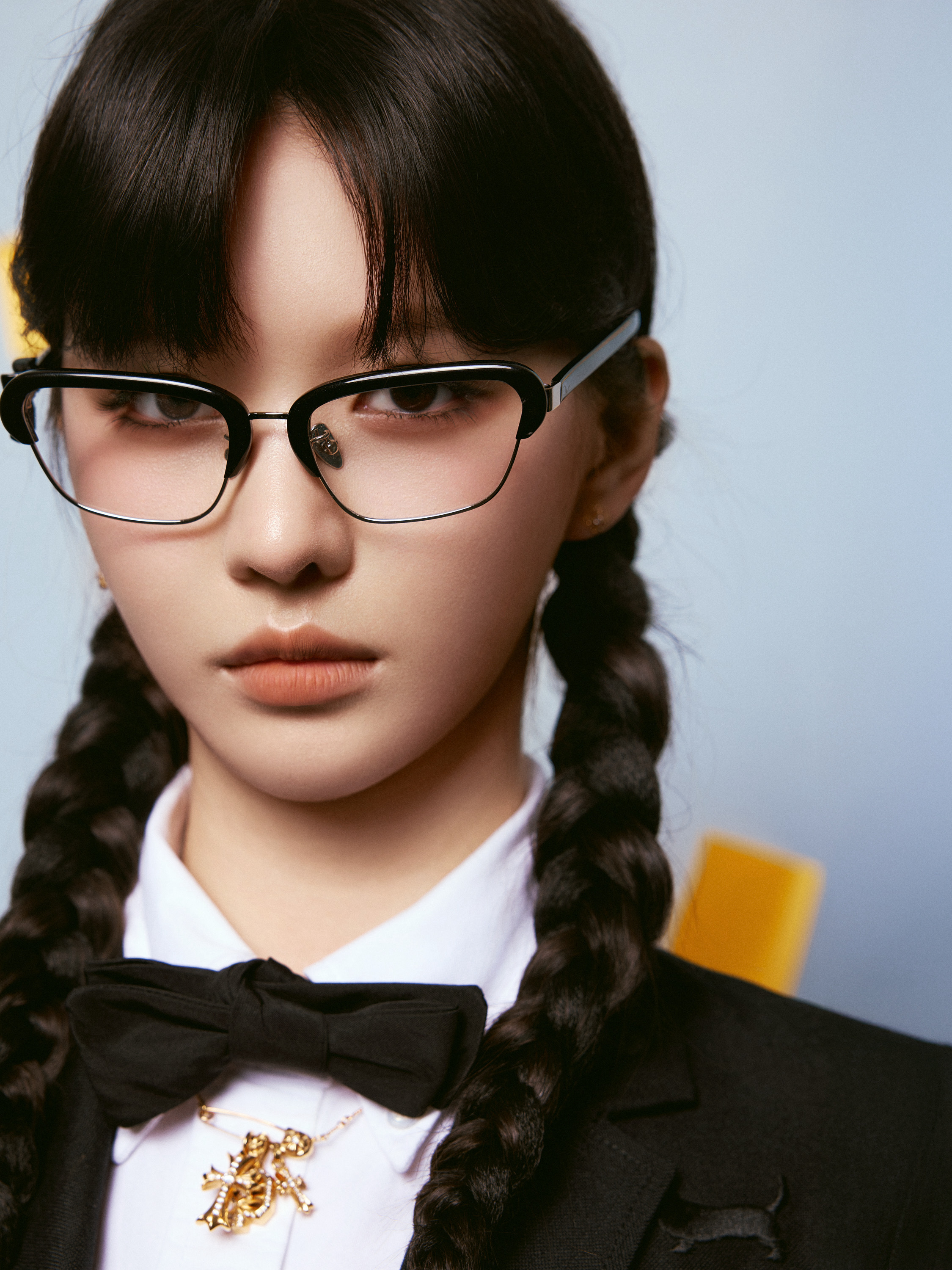 周子玄身穿THOM BROWNE 亮相NYLON学院夜派对，优越的超模比例搭配时