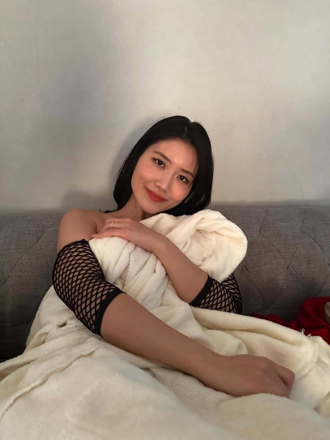 裹着软乎乎的毛毯，温柔笑意藏不住的慵懒时刻✨美女欣赏图片