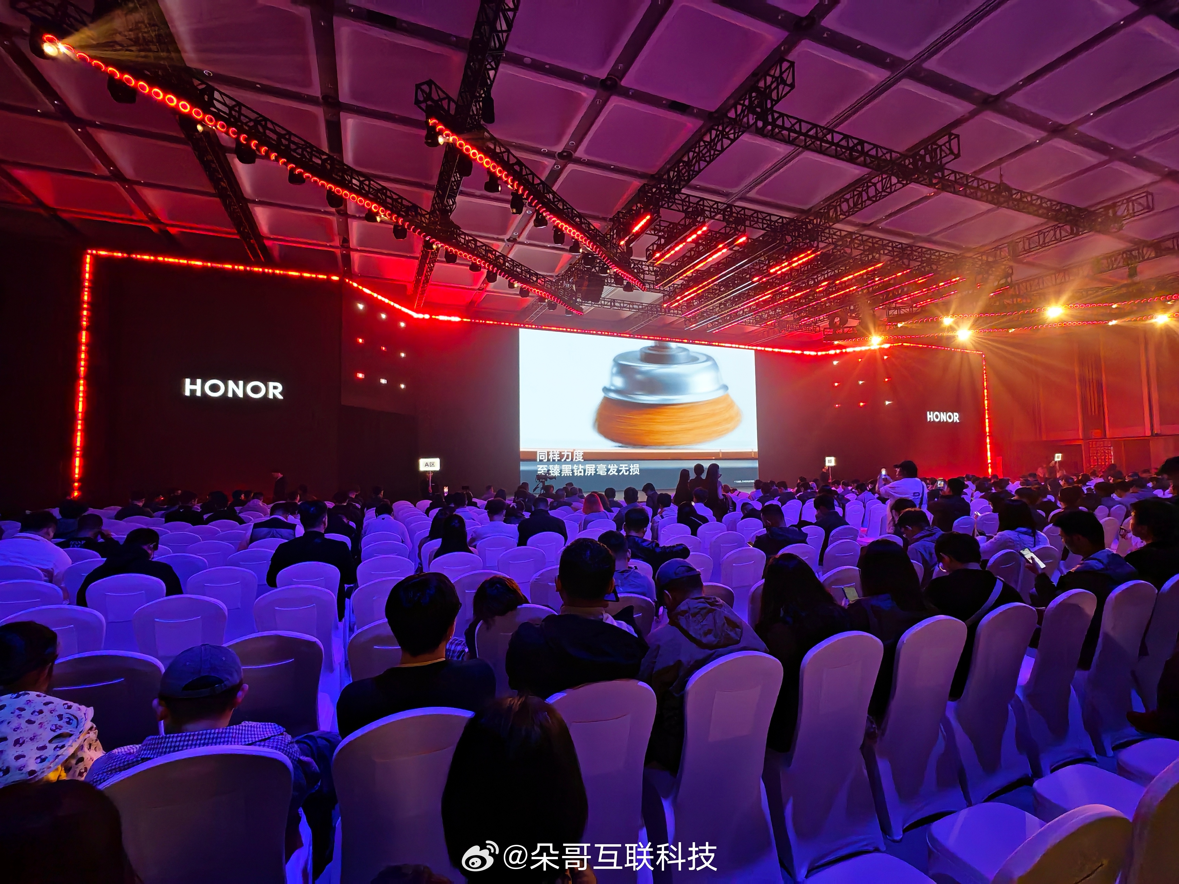 落座荣耀Magic V6发布会！老规矩猜个起售价，X999起？ 