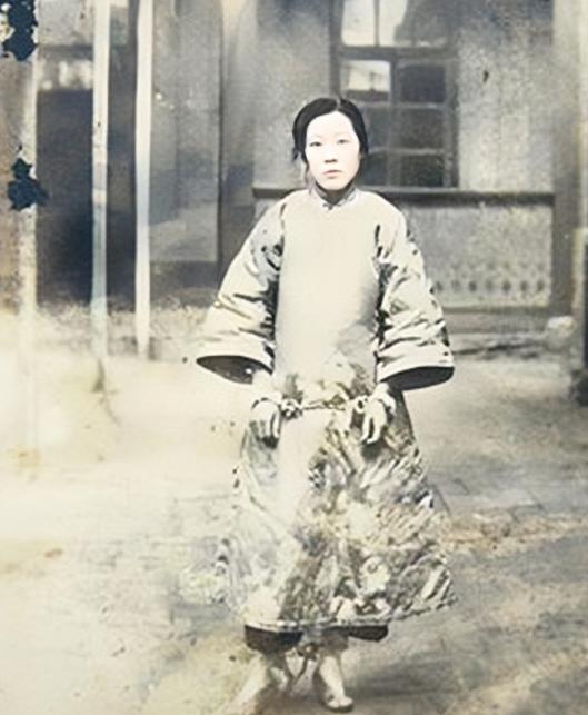 1925年，24岁的青楼女子张素贞正在接客。然而，当她开始宽衣解带时，一把枪却抵