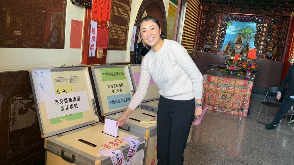 “蓝营第一美女”、南投县长许淑华今天上午前往南投市三玄宫投票，她说一早看到投票人