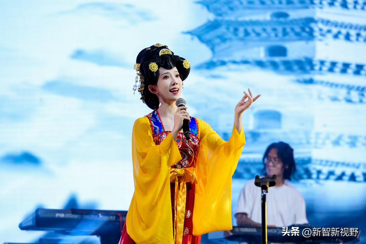 穿越时空的古典美人，古风音乐会现场你最喜欢的地方特色面食是哪一种? 你在西安古城