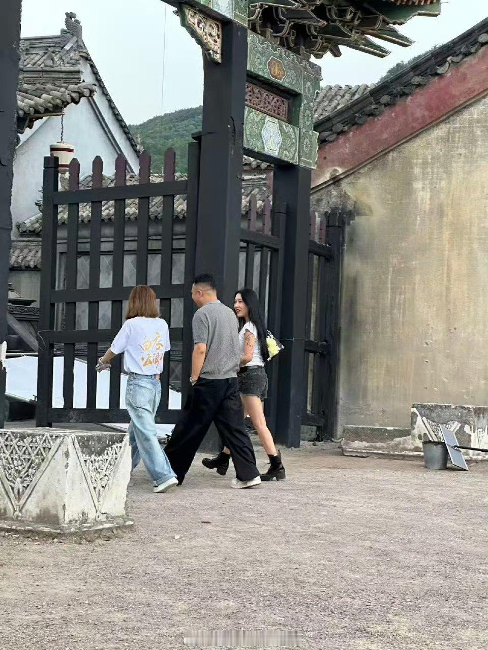 花少导演探班龚俊花少导演李超探班龚俊白衣公卿剧组！看得出很喜欢龚俊了[哇][哇]