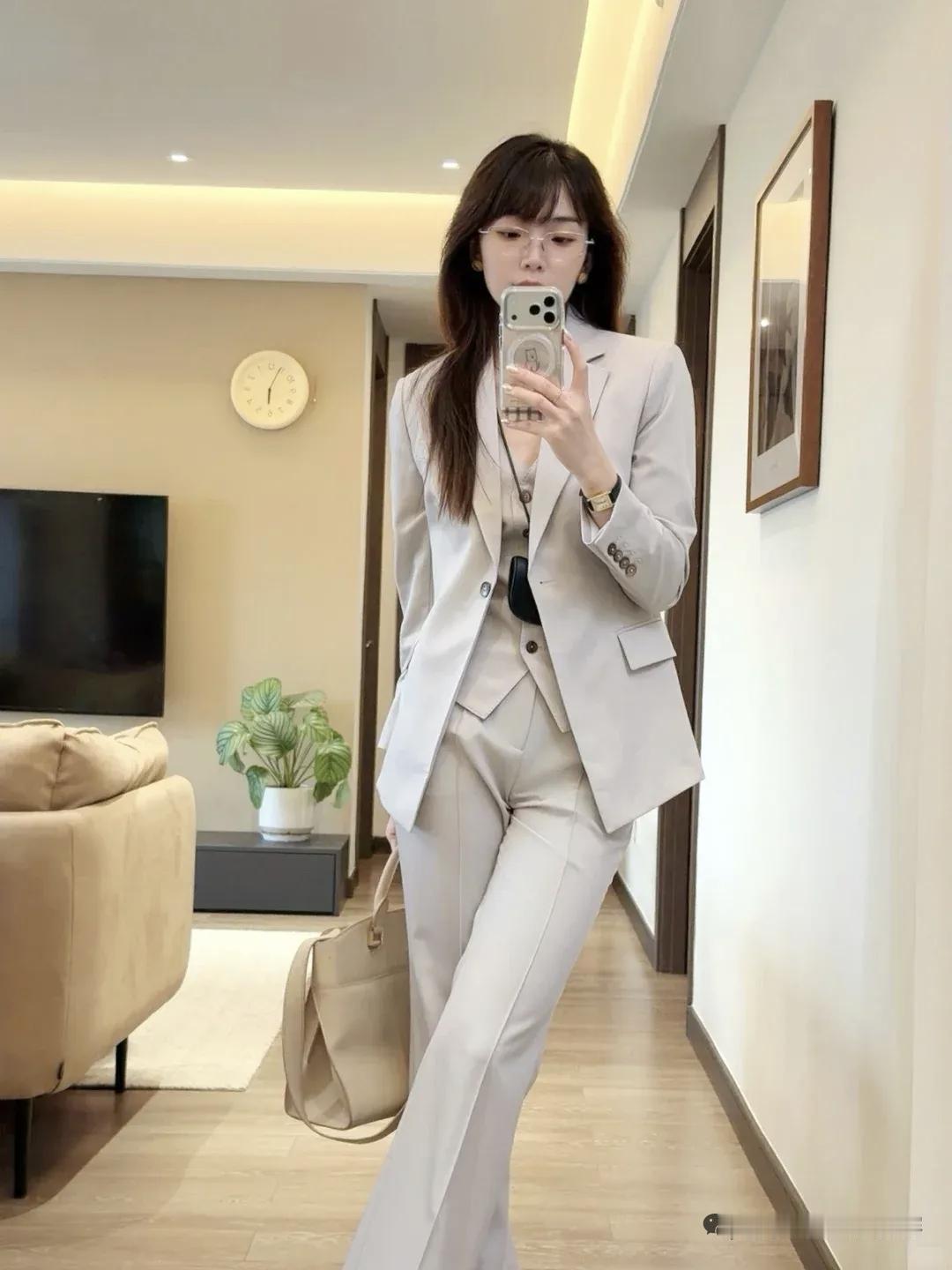 这位小姐姐穿着白色西装，真帅气！
