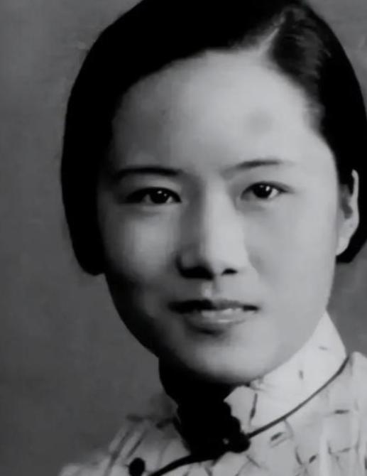 她帮美国造出原子弹，37 年后回国，见到周总理第一句话是：“我找不到父母的坟了。