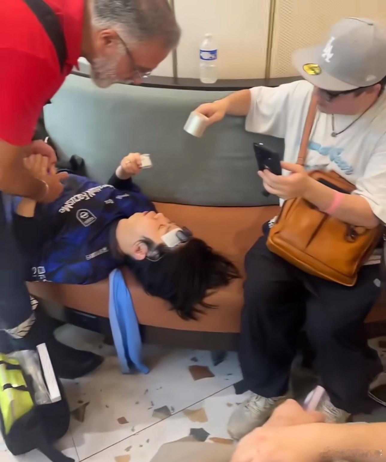 EWC饿狼传说项目选手GO1在酒店去比赛现场的出租车上，因为没有空调，直接热晕过