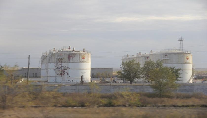 “这回中国绝对是脑子进水了，等着把底裤都赔光吧！”当年，面对中国豪掷50亿美元接