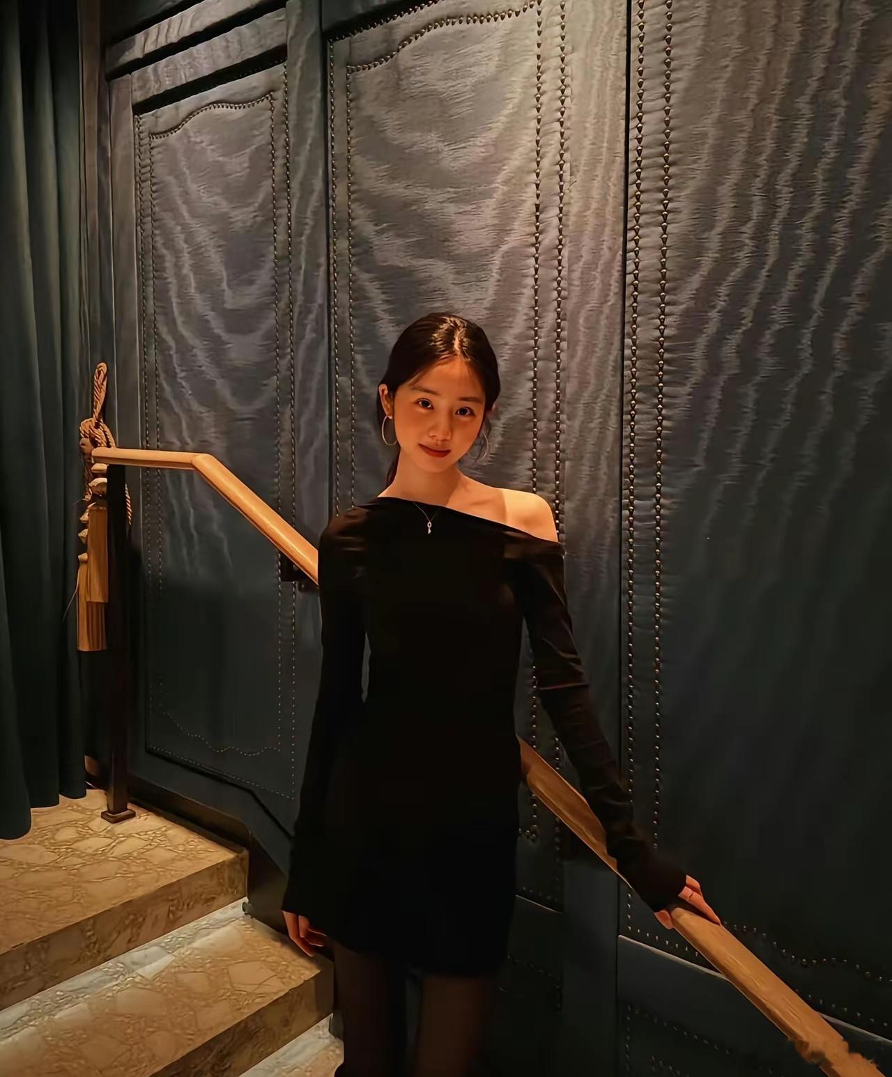 20岁的黄多多最近频繁上热搜透露出一个很明显的信号她要进娱乐圈了父母都是演员，从