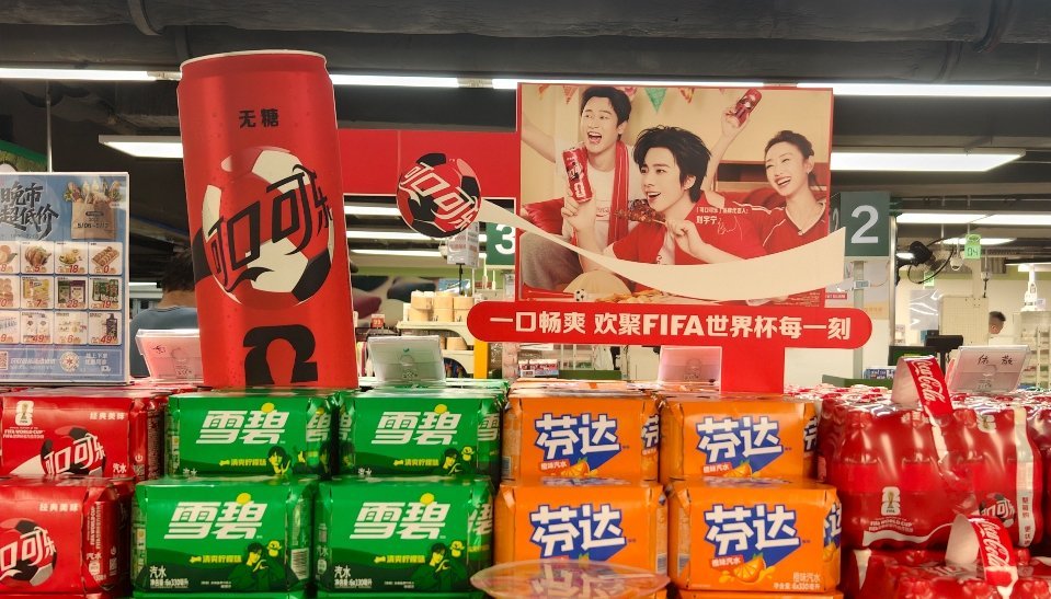 华润万家🏪！偶遇我们可口可乐宁！！！现在是出门坐电梯、坐公交、逛超市，满世界都