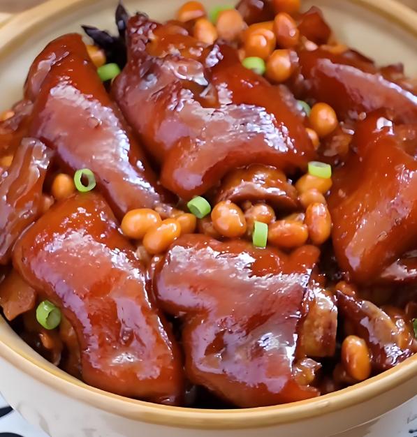 【过年糖高必看】糖高害怕的5种食物
1. 红烧蹄髈（高油高糖酱汁）
2. 八宝饭