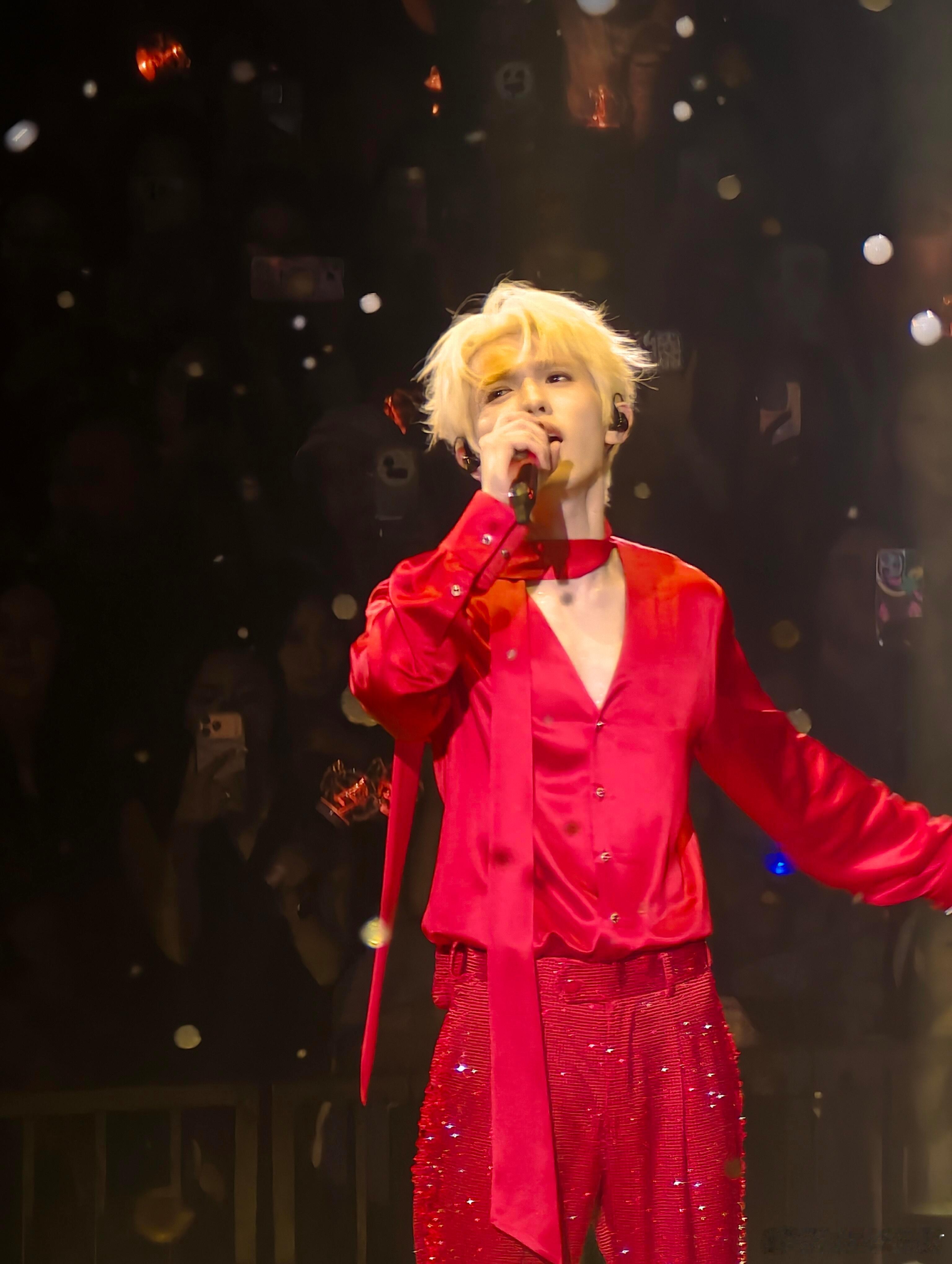 张柏芝林子祥王祖蓝现身李昊演唱会 林子祥飙完高音偷摸吃润喉糖被王祖蓝当场抓包，张