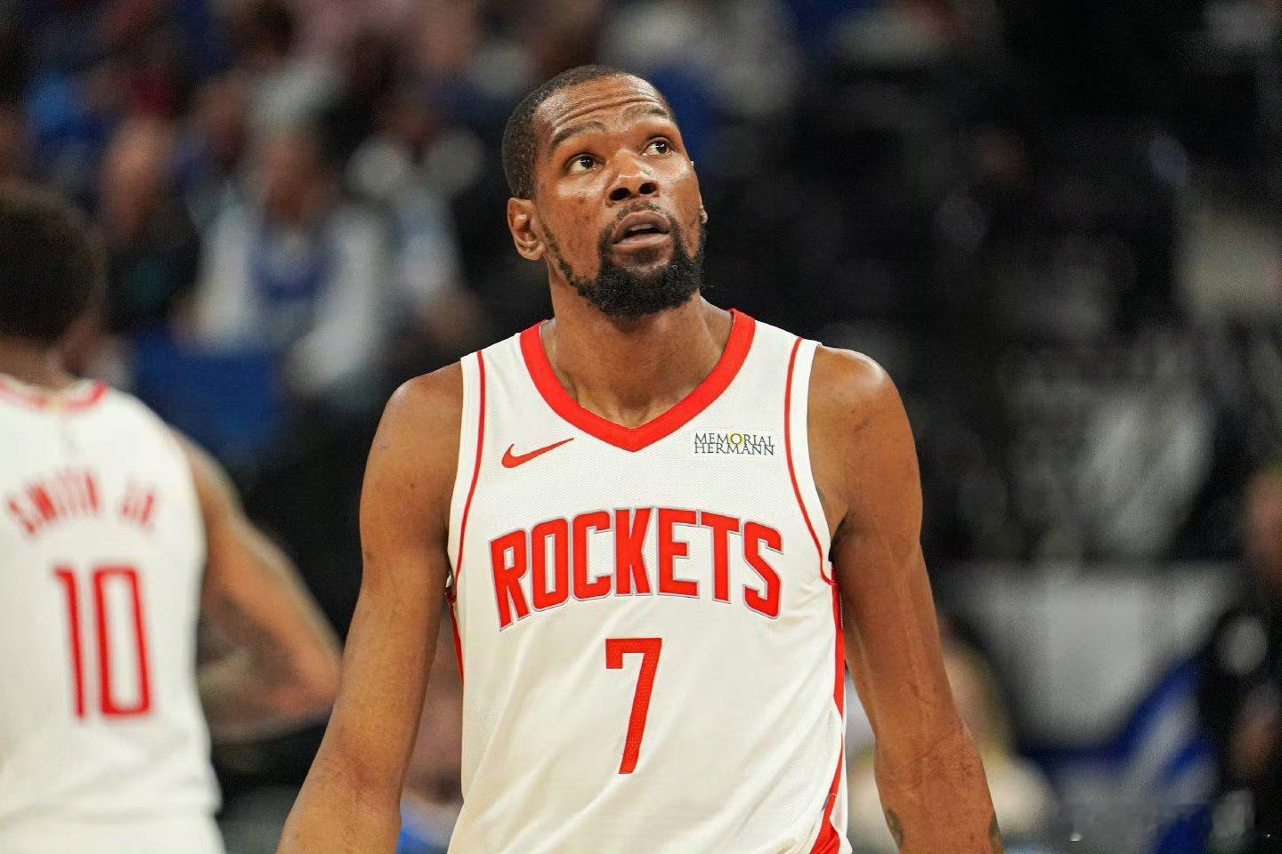 杜兰特赛前决定是否出战杜兰特出战湖人 据沙姆斯报道，休斯顿火箭队球星凯文·杜兰特