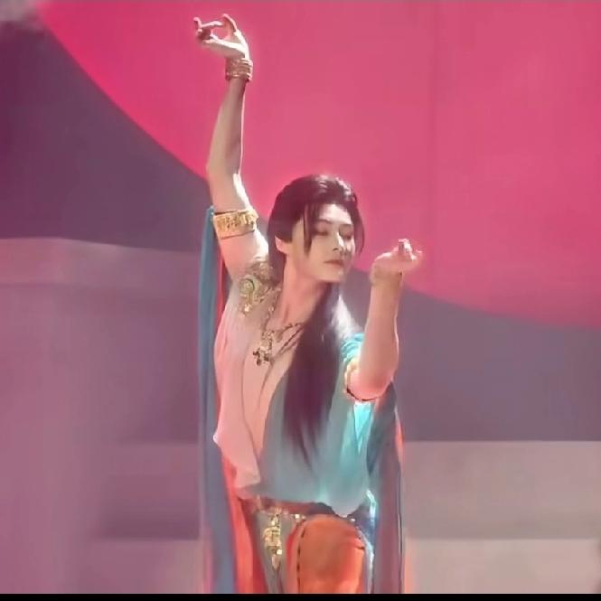 终于知道古代为啥叫美人儿
这妆造，
谁看了不迷糊啊，这审美，被全男班舞剧《翎衣》